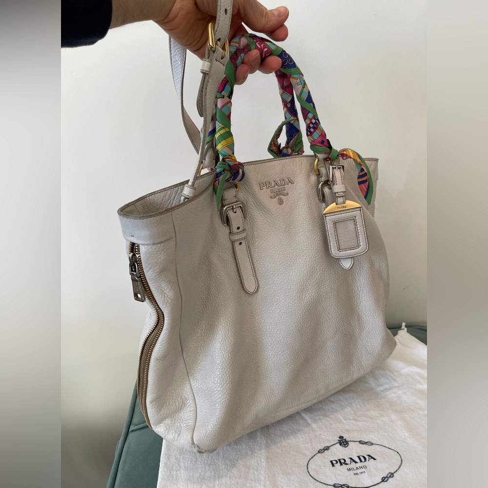 2007 Vintage Prada Cervo Leather Shopping Bag - BN1592
Color: Talco
